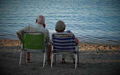 Una pareja de ancianos en la playa.