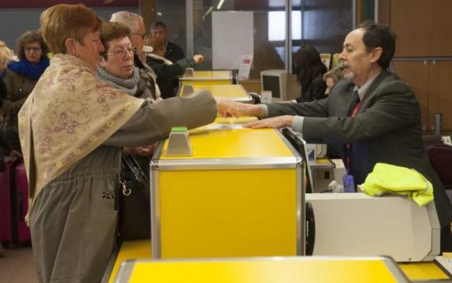 Varias personas que viajan con el Imserso, facturan sus maletas en el aeropuerto. Varias personas que viajan con el Imserso, facturan sus maletas en el aeropuerto.