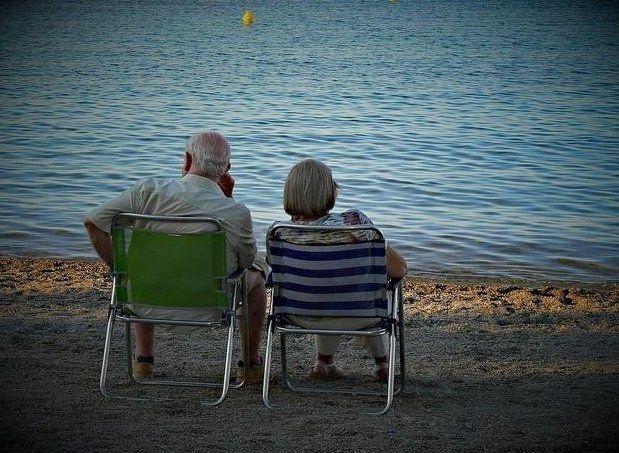 Una pareja de jubilados disfruta de la playa