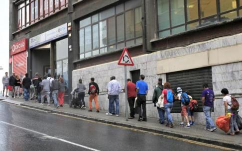 Personas en cola en la oficina de Lanbide de Rekalde en Bilbao Personas en cola en la oficina de Lanbide de Rekalde en Bilbao