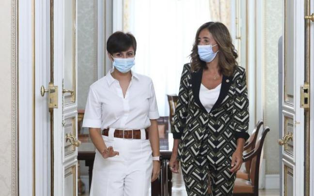 La ministra de Política Territorial, Isabel Rodríguez, con la consejera de Autogobierno, Olatz Garamendi