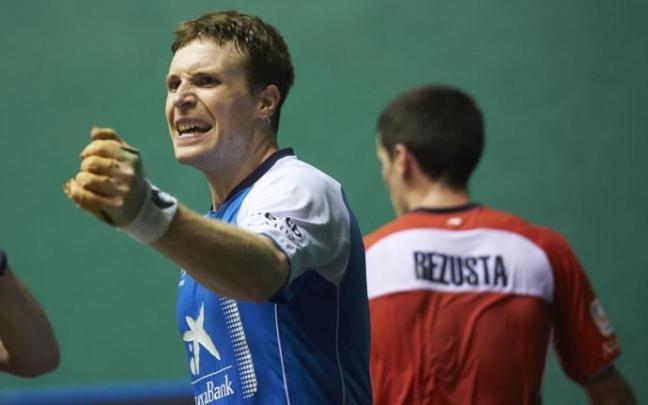 Iñaki Artola celebra el pase a la final del Manomanista en el Labrit de Iruñea.
