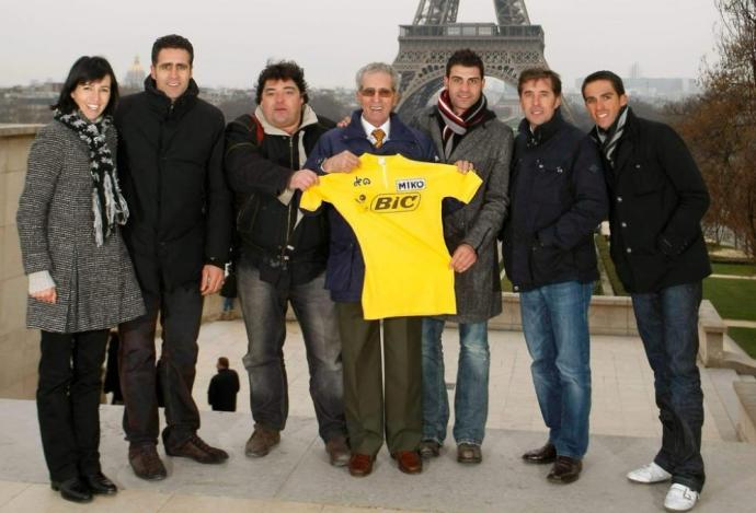 Lopetegi, tercero por la izquierda, en una foto de archivo junto a ganadores del Tour de Francia.