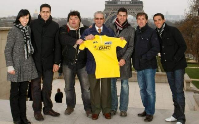 Lopetegi, tercero por la izquierda, en una foto de archivo junto a ganadores del Tour de Francia.