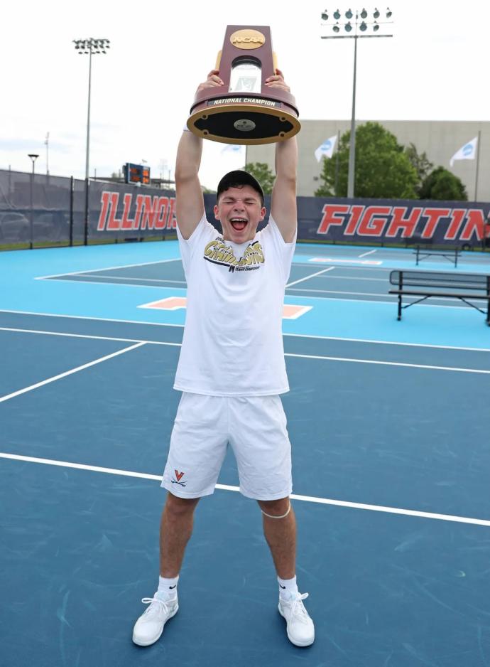 Iñaki Montes, eufórico con el trofeo de campeón de la NCAA.