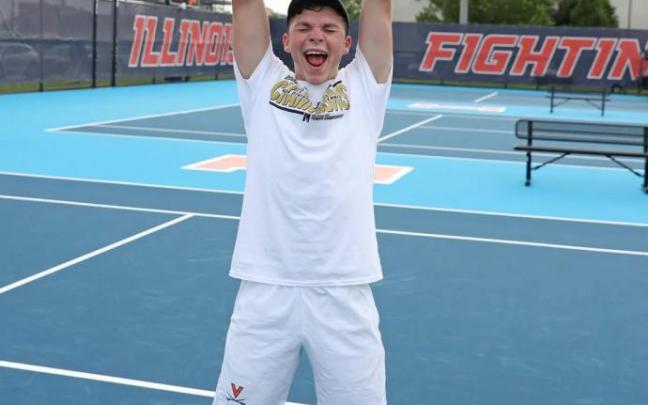 Iñaki Montes, eufórico con el trofeo de campeón de la NCAA. Iñaki Montes, eufórico con el trofeo de campeón de la NCAA.