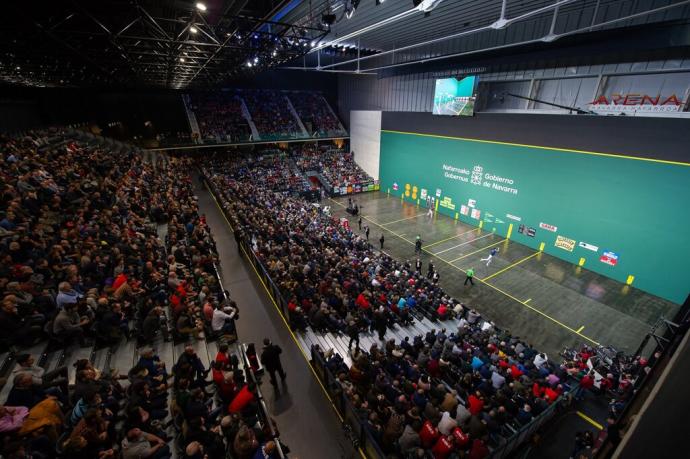 Vista panorámica del frontón del Navarra Arena en la final del Cuatro y Medio de 2019.