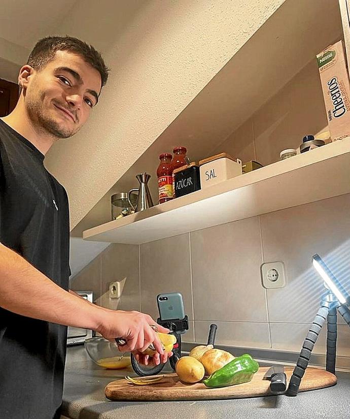 Iñaki Tejedor, en la cocina de su casa. Foto: N.G.