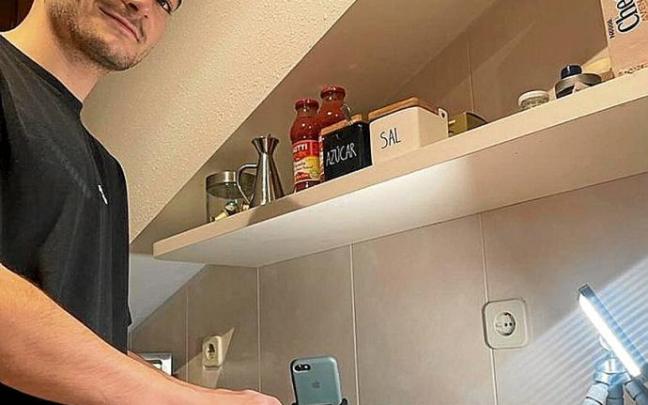 Iñaki Tejedor, en la cocina de su casa. Foto: N.G.