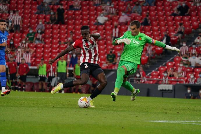 Iñaki Williams dispara a portería ante Manolo Reina.