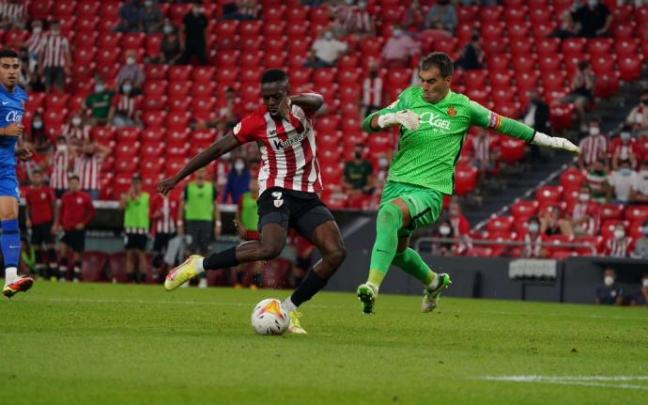 Iñaki Williams dispara a portería ante Manolo Reina. Iñaki Williams dispara a portería ante Manolo Reina.