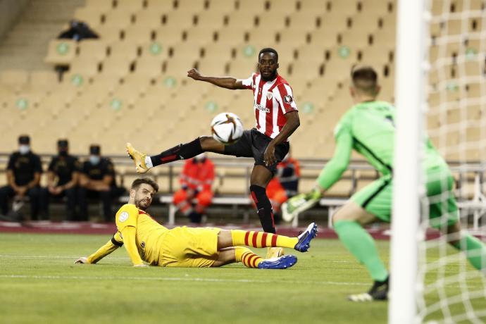 Iñaki Williams en un partido entre el Athletic y Barça.