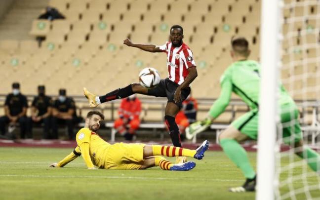 Iñaki Williams en un partido entre el Athletic y Barça.