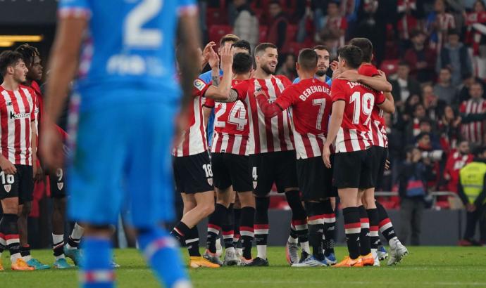 Los futbolistas del Athletic celebran la victoria el sábado sobre el Atlético de Madrid en San Mamés.