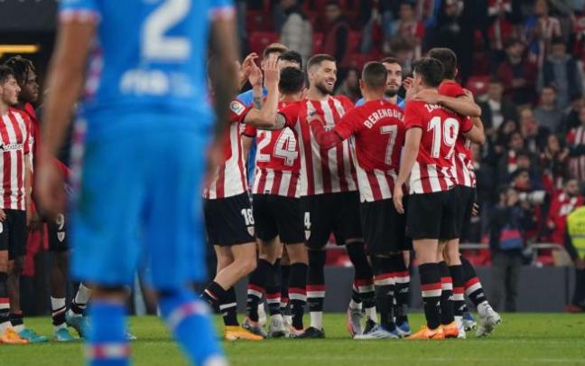 Los futbolistas del Athletic celebran la victoria el sábado sobre el Atlético de Madrid en San Mamés.