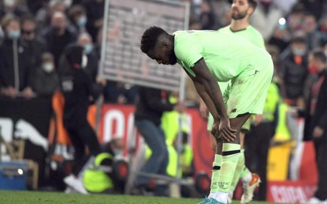 Iñaki Williams se lamenta después de la derrota sufrida en Mestalla.