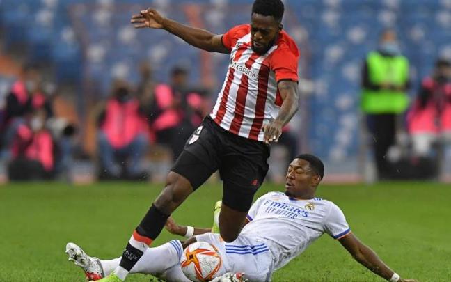 El austriaco David Alaba, central del Real Madrid, intenta frenar un avance del rojiblanco Iñaki Williams.