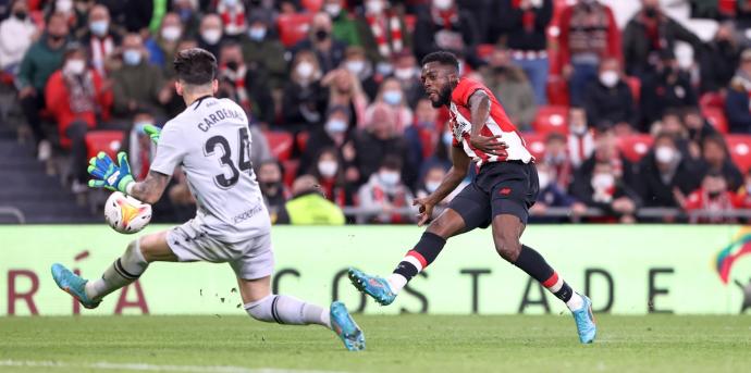 Iñaki Williams dispara ante Dani Cárdenas para marcar el segundo gol del Athletic.