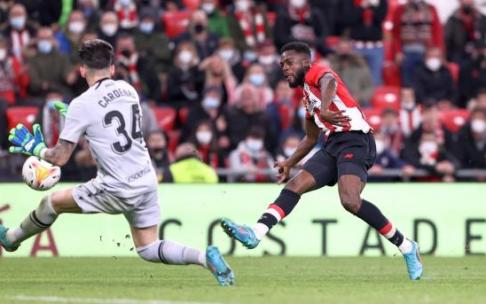 Iñaki Williams dispara ante Dani Cárdenas para marcar el segundo gol del Athletic.