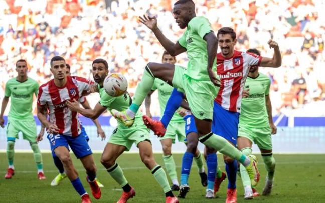 Iñaki Williams despeja el balón en el último duelo ante el Atlético en el Wanda Metropolitano