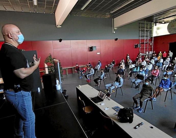 Iñaki Zubizarreta, en la charla ofrecida en el IES Tierra Estella. Foto: R.U.