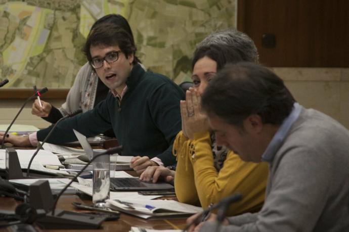 Iñaki García Calvo interviene en una comisión durante su etapa como concejal en el Ayuntamiento de Gasteiz.