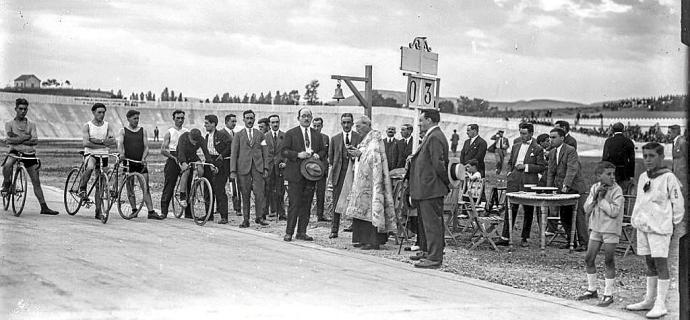 Inauguración y bendición del Velódromo de Mendizorroza el 3 de agosto de 1925 y aspectos de las pruebas celebradas Foto: Archivo Municipal de Vitoria: C. Yanguas