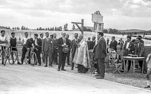 Inauguración y bendición del Velódromo de Mendizorroza el 3 de agosto de 1925 y aspectos de las pruebas celebradas Foto: Archivo Municipal de Vitoria: C. Yanguas