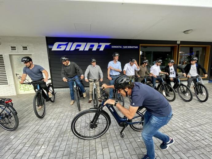 Perico Delgado bromea justo delante de la cámara antes de iniciarse el paseo, con el resto de participantes tras él.