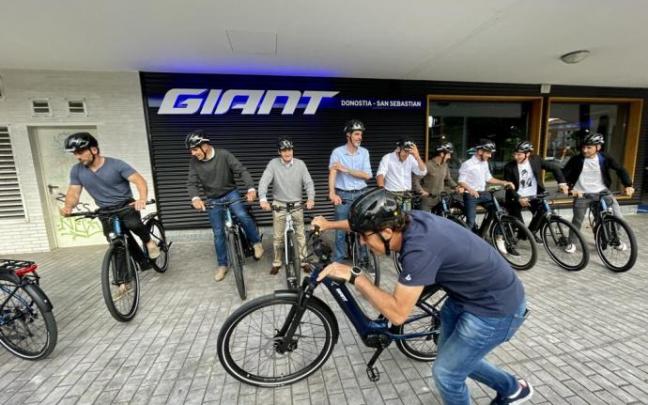 Perico Delgado bromea justo delante de la cámara antes de iniciarse el paseo, con el resto de participantes tras él.