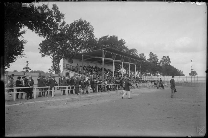 Mendizorroza con su tribuna de madera y el vallado exterior. Foto: Archivo Municipal de Vitoria: E. Guinea