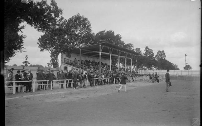 Mendizorroza con su tribuna de madera y el vallado exterior. Foto: Archivo Municipal de Vitoria: E. Guinea