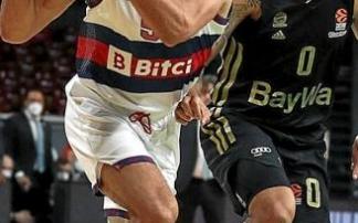 Baldwin trata de eludir el marcaje de Weiler-Babb. Foto: Euroliga