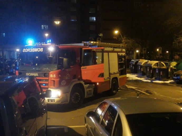 Un camión de bomberos junto a una de la islas de contenedores incendiadas.