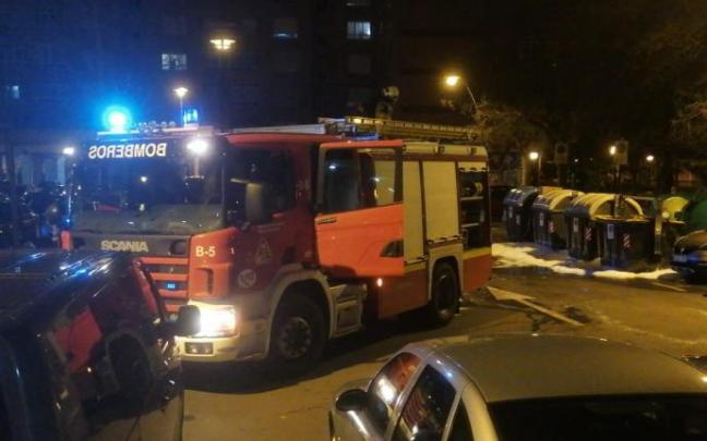 Un camión de bomberos junto a una de la islas de contenedores incendiadas.