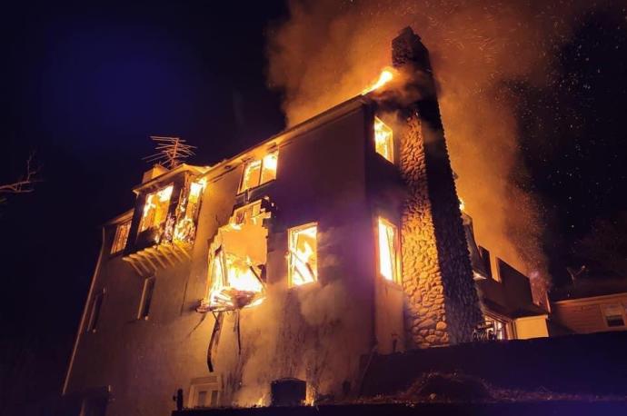 La casa, valorada en más de un millón y medio de euros, ardiendo en pleno incendio.