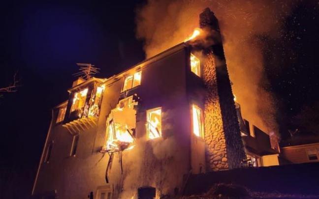 La casa, valorada en más de un millón y medio de euros, ardiendo en pleno incendio. La casa, valorada en más de un millón y medio de euros, ardiendo en pleno incendio.