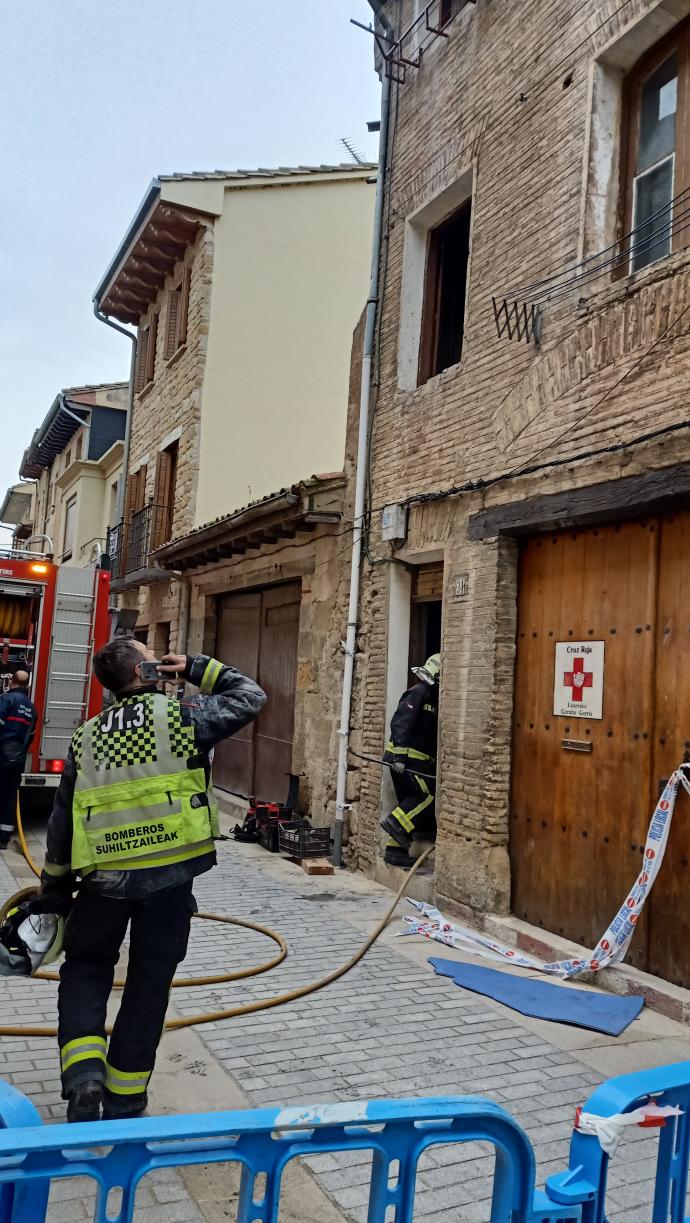 Los bomberos seguían actuando hoy miércoles a las nueve de la mañana en el 34 de la calle la Rúa