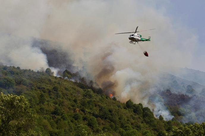 Un helicóptero trabaja en la extinción del incendio forestal en Ezcaray