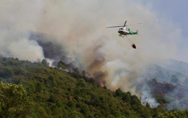 Un helicóptero trabaja en la extinción del incendio forestal en Ezcaray Un helicóptero trabaja en la extinción del incendio forestal en Ezcaray