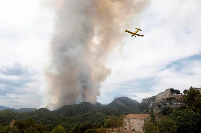 Dos hidroaviones trabajan en las labores de extinción del incendio de Santa María de Miralles