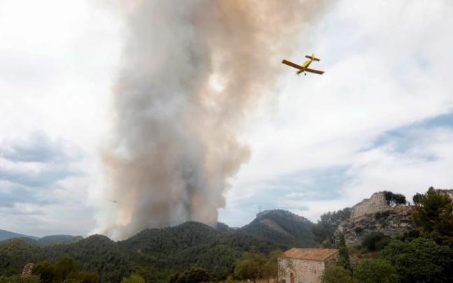 Dos hidroaviones trabajan en las labores de extinción del incendio de Santa María de Miralles Dos hidroaviones trabajan en las labores de extinción del incendio de Santa María de Miralles