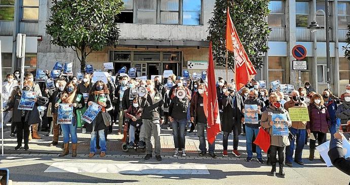 Sanitarios se manifestaron ayer ante los centros de salud de Euskadi para denunciar el estado de la Atención Primaria. Foto: E.P.