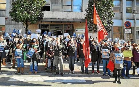 Sanitarios se manifestaron ayer ante los centros de salud de Euskadi para denunciar el estado de la Atención Primaria. Foto: E.P.