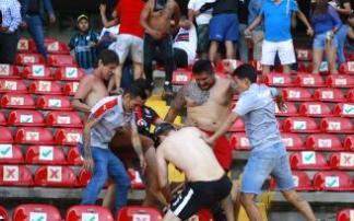 Aficionados del Atlas golpean a un joven del Querétaro.