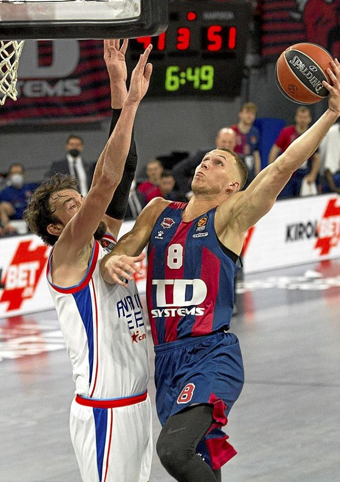 Sedekerskis ataca a Sanli (Anadolu Efes) en el último partido de la Euroliga en el Buesa Arena. Foto: Josu Chavarri
