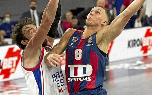 Sedekerskis ataca a Sanli (Anadolu Efes) en el último partido de la Euroliga en el Buesa Arena. Foto: Josu Chavarri