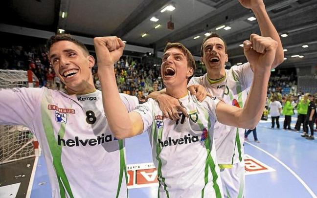 Etxeberria (i), Chocarro y Gastón celebran el pase a la final copera en la cita de 2016.