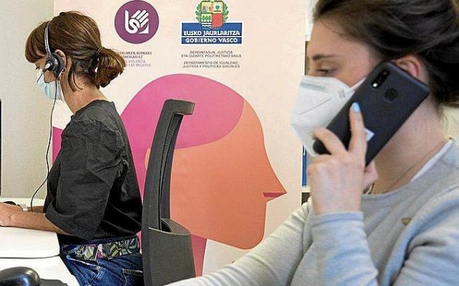 Dos psicólogas de SATEVI atienden llamadas en su centro de trabajo. Foto: DNA