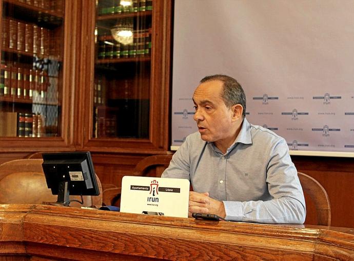 El delegado de Hacienda de Irun, Miguel Ángel Páez, explicando ayer la modificación de créditos.